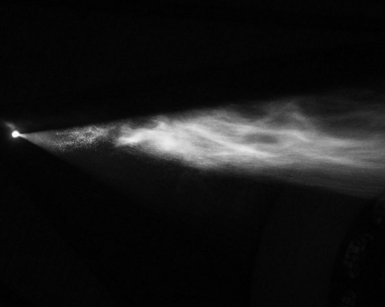 Lichtstrahl fällt in einen dunklen Raum - Metapher für Orientierung und Hoffnung